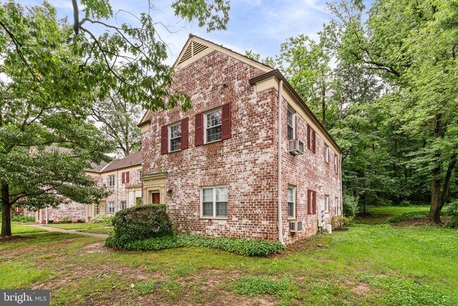 Building Photo - 1134 Valley Dr