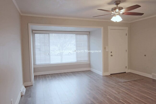 Building Photo - 2 Bed, 1 Bath Upper Unit