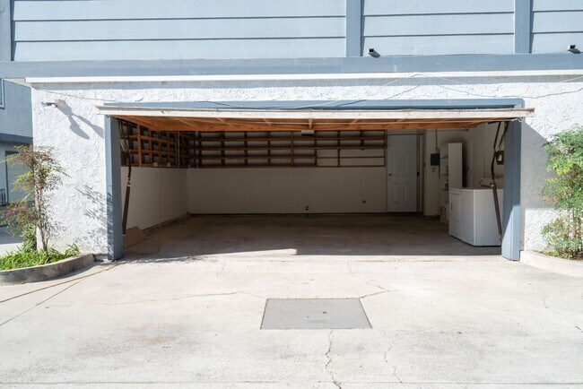 Building Photo - Costa Mesa Townhome with Loft | 2BR, 2.5BA...