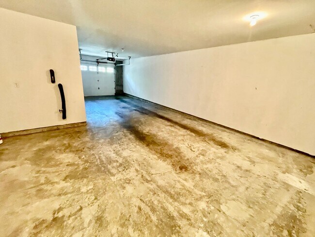 Building Photo - 12947 NW Clement Ln