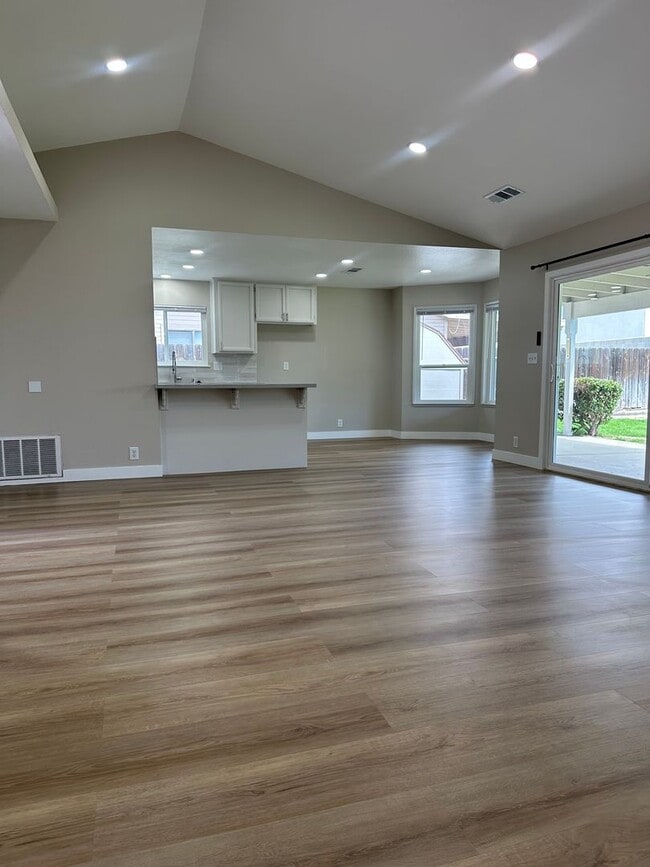 Building Photo - 2 WEEKS FREE RENT December Special - Beautiful newly remodeled home in Turlock