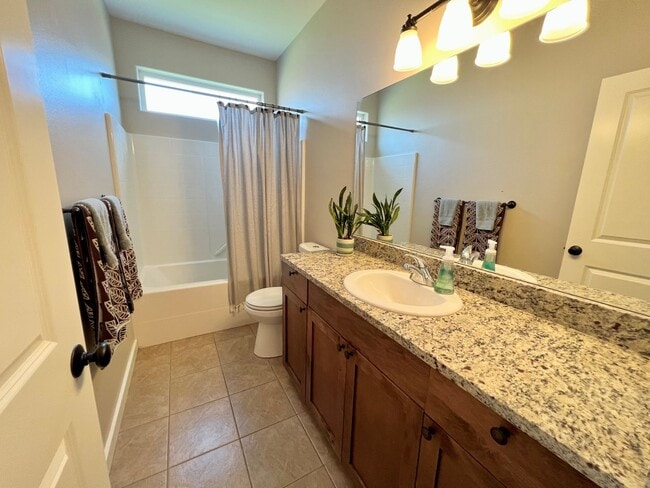 Building Photo - Modern 3 Bedroom Home