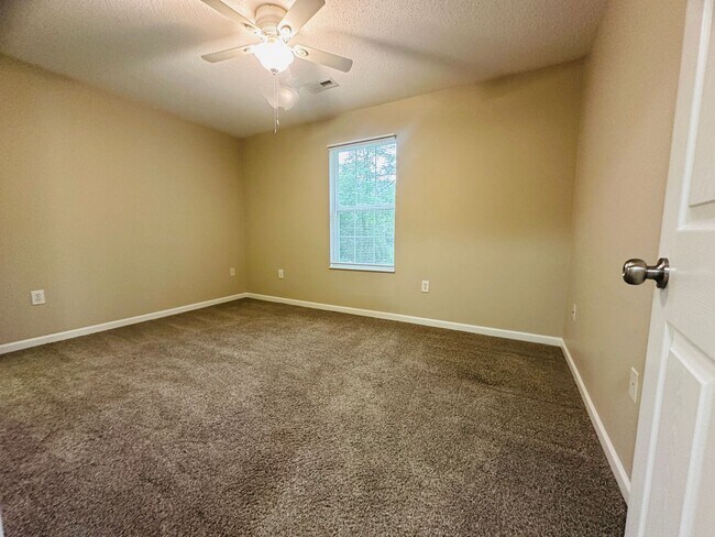 Building Photo - 3 bedroom, 2 bath w/ 2-car garage convenient to Sevier, Knox & Jefferson Counties - available now