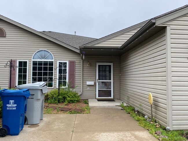 Building Photo - Beautiful 2-bedroom, 2-bathroom Townhome!