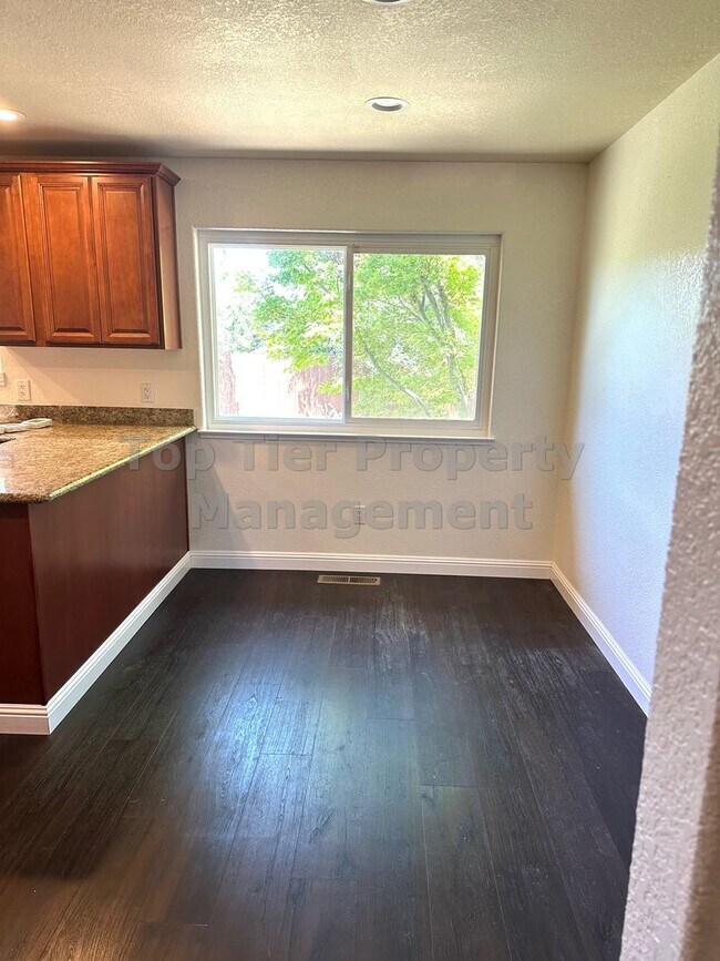 Building Photo - Spacious 4 Bed / 2.5 Bath / 2,106 Sqft Mar...
