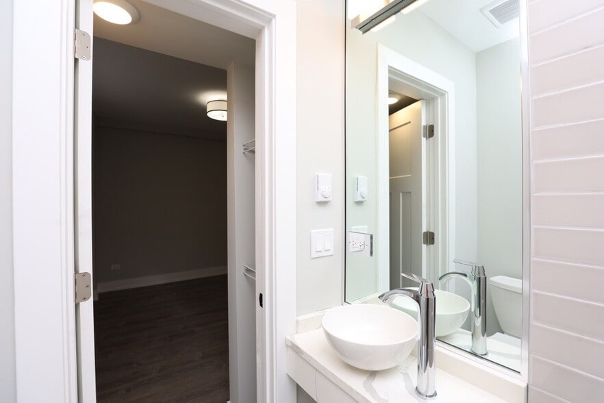 Building Photo - 510 W Belmont Ave