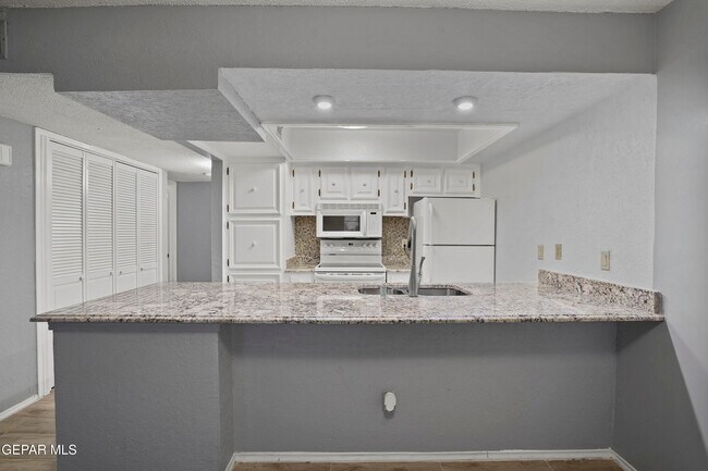 Building Photo - 6201 Escondido Dr