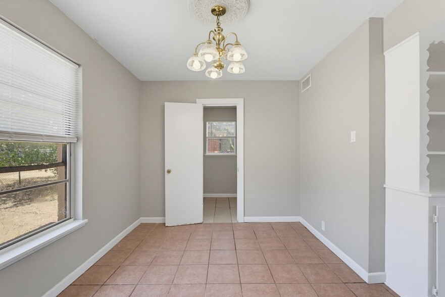 Building Photo - 618 S La Salle Dr