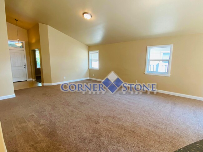 Building Photo - Middleton Home with Community Pool!