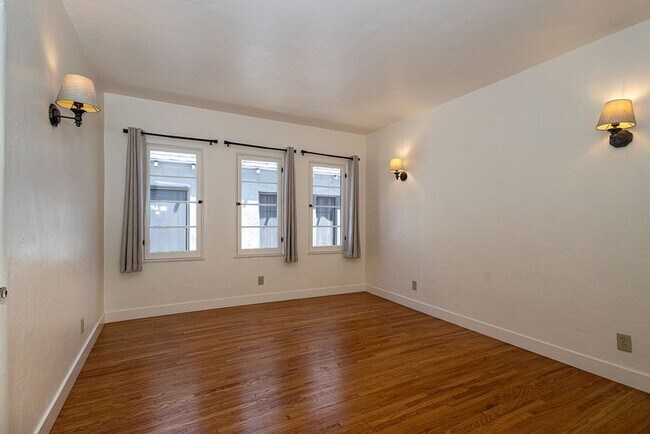 Building Photo - Beautifully Restored 3BR Miracle Mile Duplex | 1,725 SF | Near Metro D Line