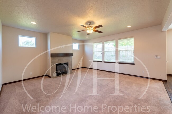 Building Photo - Newer Large Home in Great Neighborhood wit...