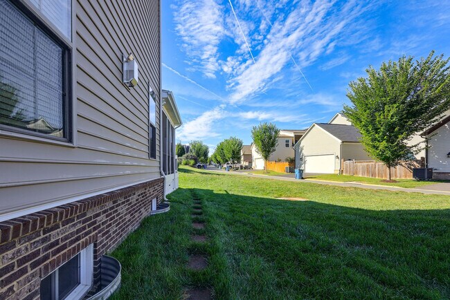 Building Photo - 42047 Darlene Pl
