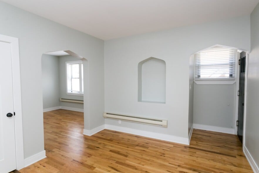 Building Photo - 4418 N Wolcott Ave