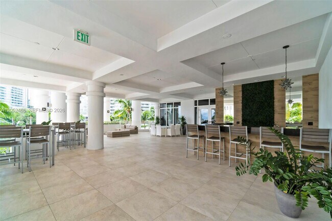 Building Photo - 801 Brickell Key Blvd