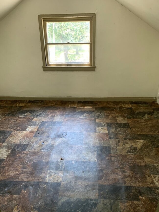 Building Photo - 2 Bedroom House $695