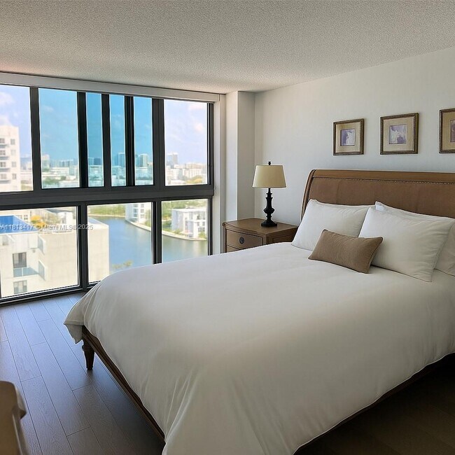 Building Photo - 2655 Collins Ave