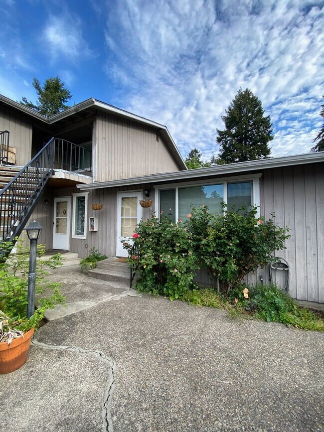 Building Photo - Completely Renovated 2 Bed, 1 Bath Oversized Apartment