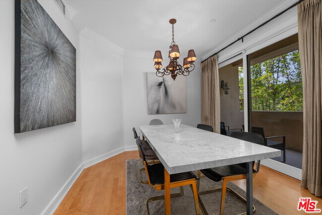 Building Photo - 411 N Oakhurst Dr