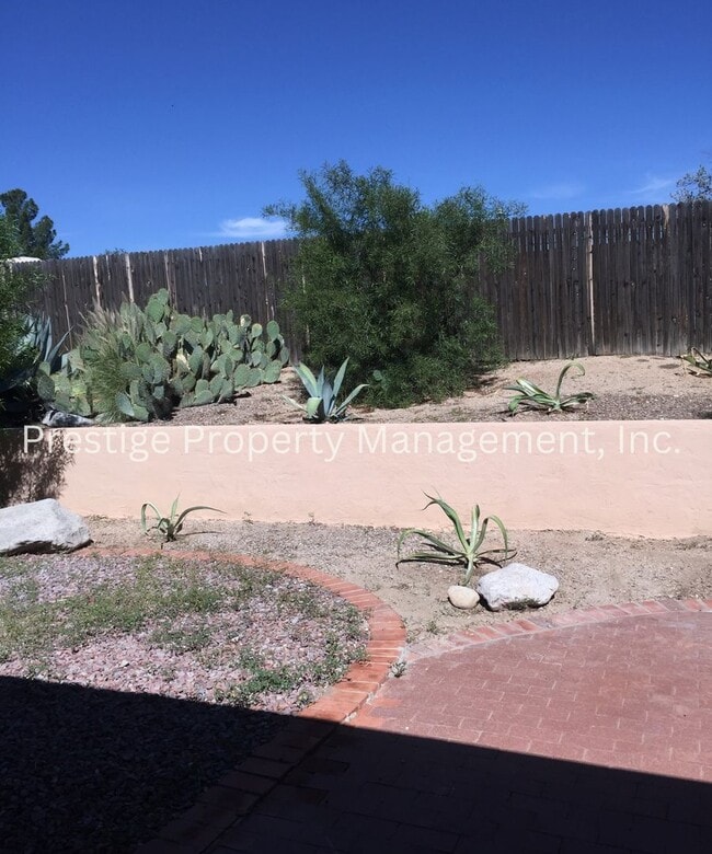 Building Photo - 3bd/2ba home tucked away in Northwest Tucs...