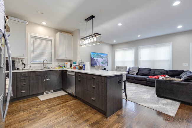 Building Photo - 3931 S Wells St