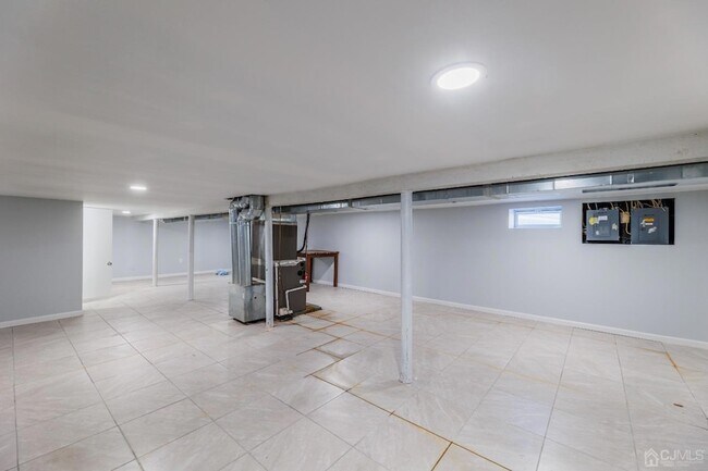 Building Photo - 52 Sharot St