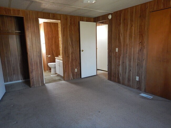 Building Photo - 2 Bedroom Manufactured on South End of Prineville, Close to Hospital - Available Mid May!
