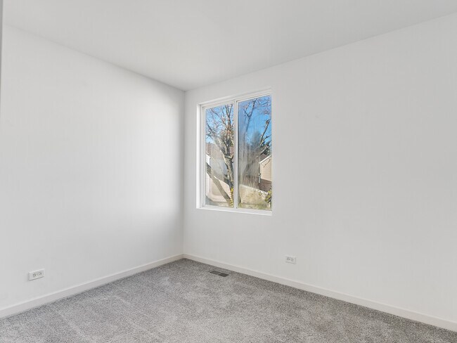 Building Photo - 1053 Symphony Dr