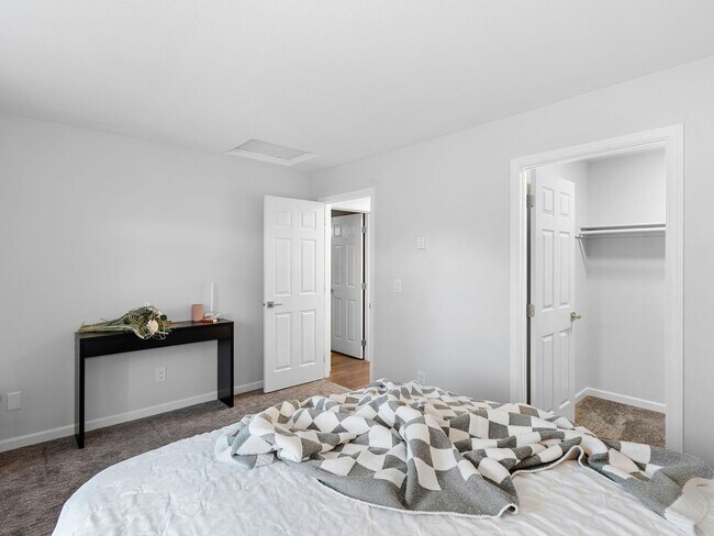 Building Photo - 1-bedroom, 1-bath condo in the heart of Murrayhill