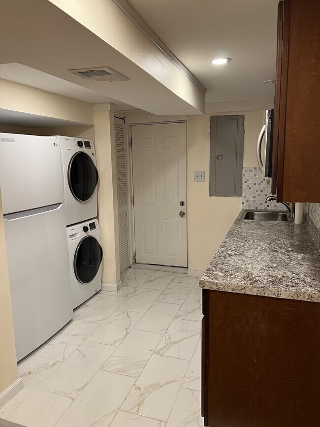 Building Photo - 218 Lynhaven Dr