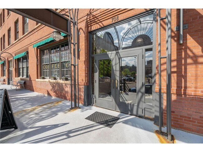 Building Photo - 716 N 1st St
