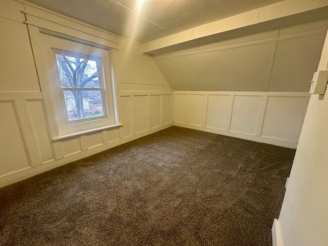 Building Photo - 5 bed 2 bath Single Family Home in Wausau