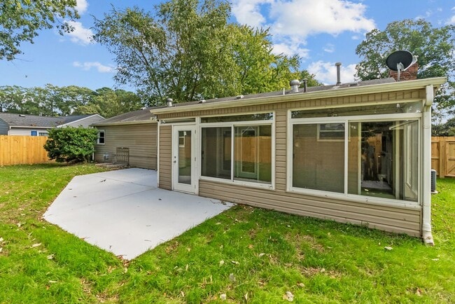 Building Photo - Great Location and Access to Interstate!