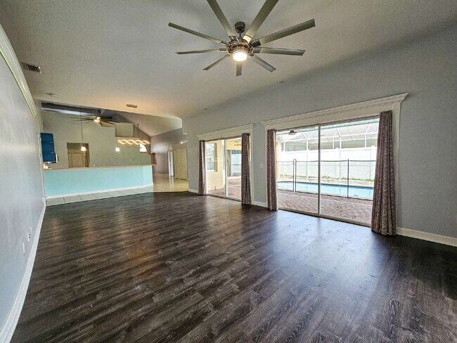 Building Photo - Waterfront Pool Home in Desirable Sunset Lakes