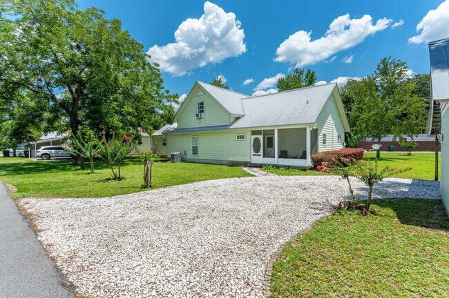 Building Photo - A spacious four bedroom, two and a half bathroom home located in the heart of the DeFuniak Spring...