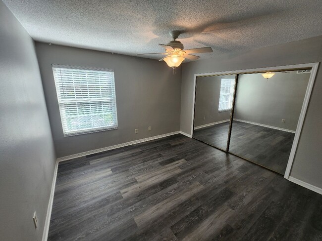 Building Photo - Remodeled beach condo steps away from the ...