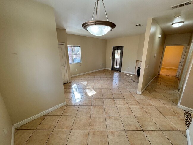 Building Photo - Gorgeous 1Bed/1Bath Condo located in Spanish Palms guard gated community!