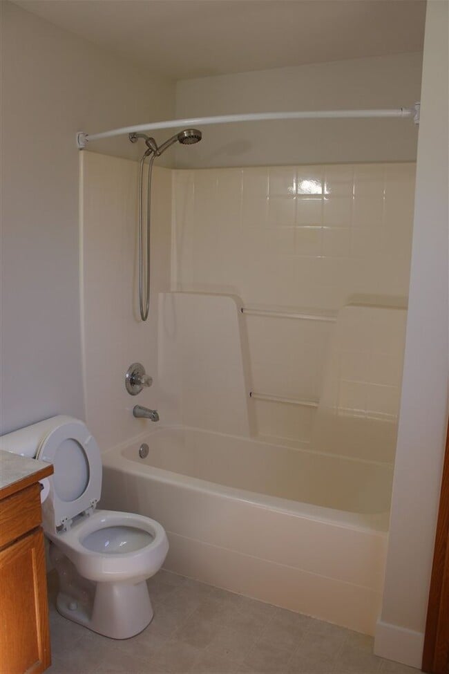 Building Photo - 3 Bedroom, 2 Bathroom House in Burlington!