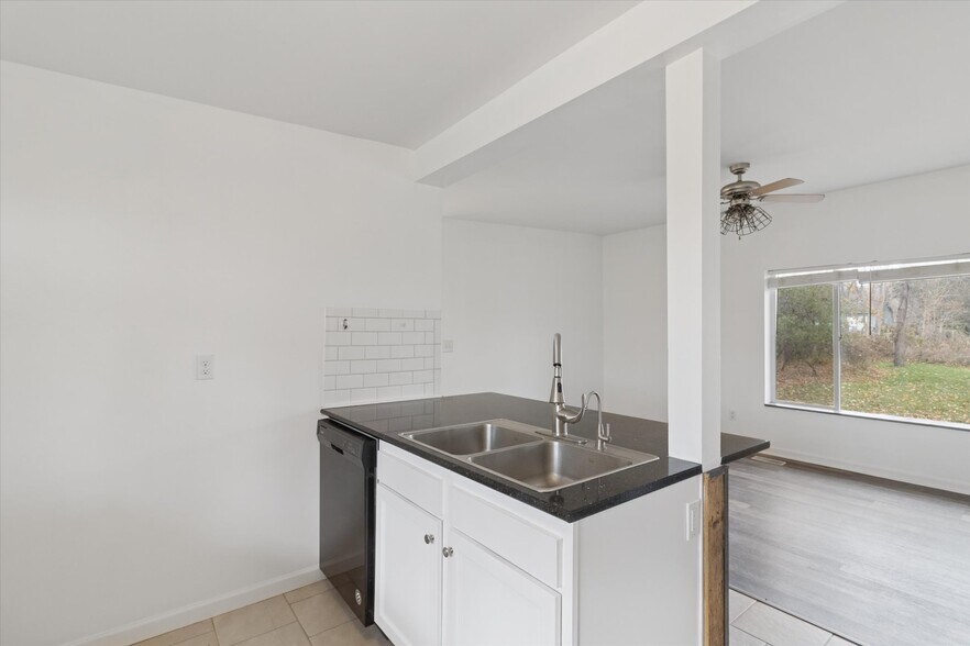 Building Photo - 671 W Clark Rd