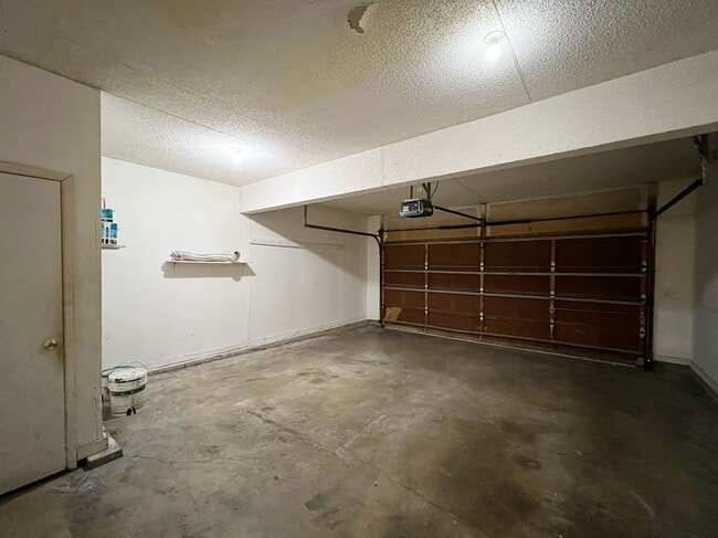 Building Photo - SEE IT NOW: Charming and Well-Maintained Home in the heart of Overland Park!