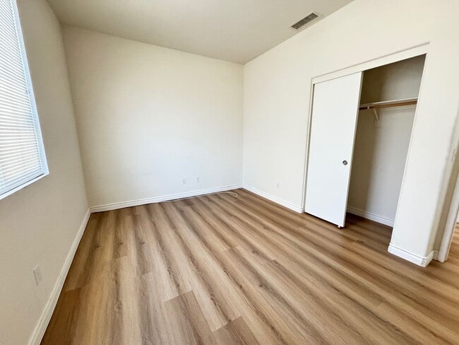 Building Photo - Gorgeous Remodeled 3+2 - $3300