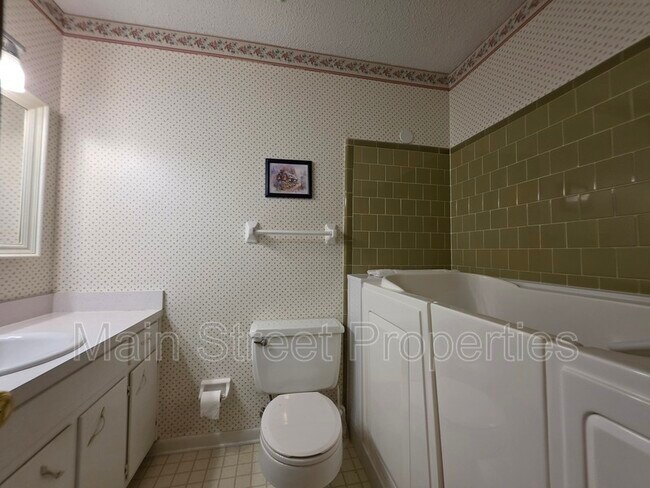 Building Photo - 5505 Fairview Dr