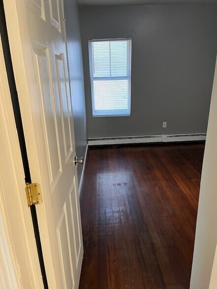 Building Photo - 198 Pine St