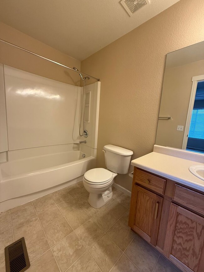 Building Photo - 2 bedroom, 2 1/2 bath condo in the NORTHEAST side of Colorado Springs