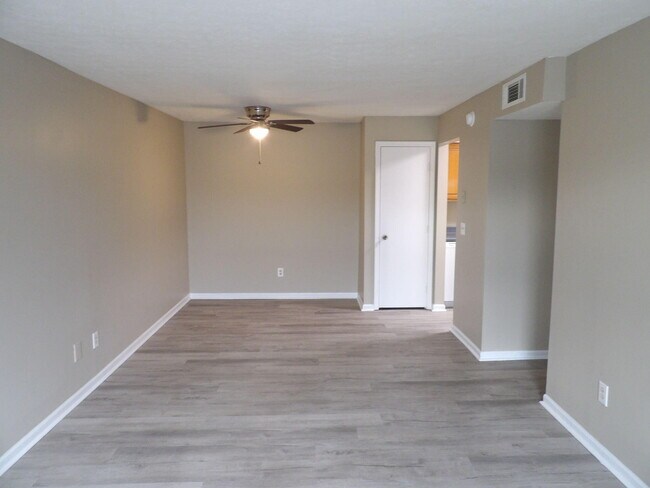 Building Photo - 140 Landings Dr