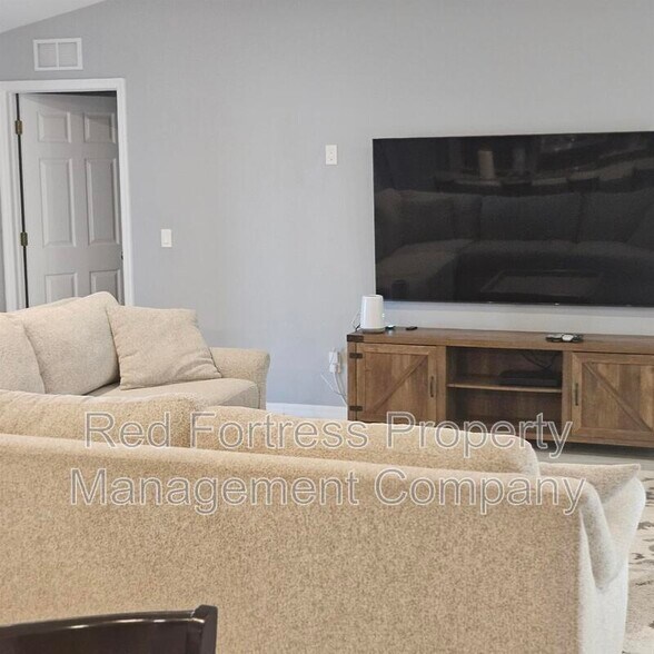 Building Photo - 15930 Lake Candlewood Dr