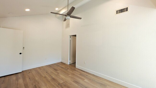 Building Photo - 3 Bedroom Townhome in the Dartmouth Trace Community Near N Dobson Rd and W University Dr!
