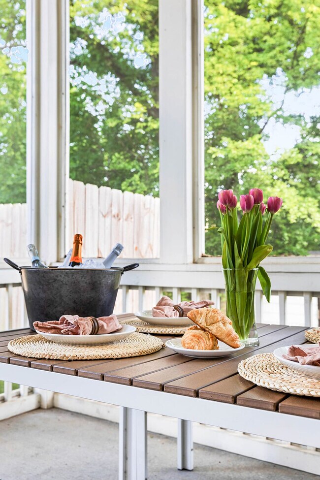 Building Photo - 916 11th Ave N