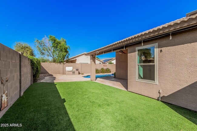 Building Photo - 3022 E Captain Dreyfus Ave