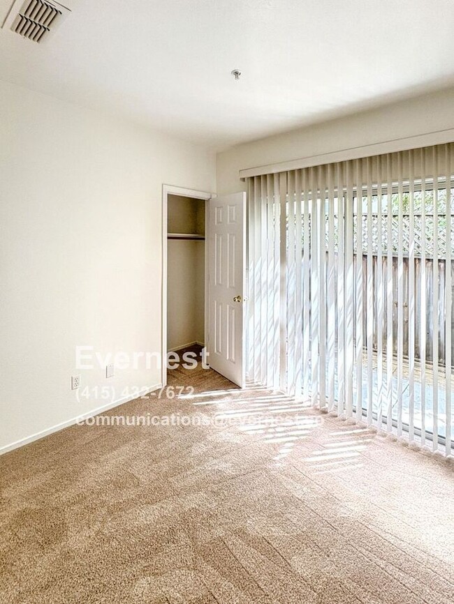 Building Photo - Lovely 2-Bedroom Townhome: Comfort and Con...