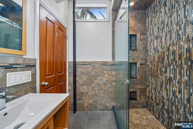 Building Photo - 364 New York Ave